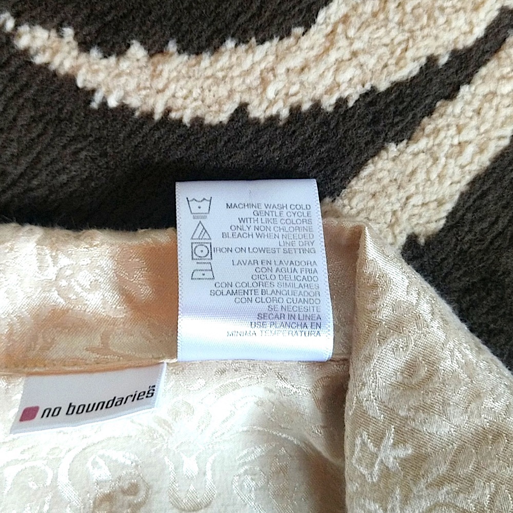Stunning jacket w/ beautiful design print. Size large 11/13 or women small. - Picture 9 of 9
